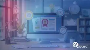 Uno schermo di computer che mostra varie icone digitali relative alla sicurezza informatica e al cloud computing, con il simbolo di un lucchetto, una rete e una grafica cloud, in un ambiente di lavoro domestico.