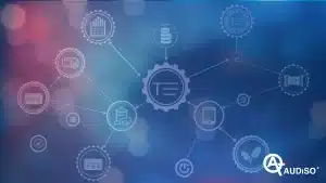 Una rete di ingranaggi interconnessi con icone di tecnologia e comunicazione su uno sfondo sfocato blu e rosso.