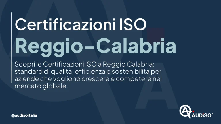 Sfondo blu con testo in italiano: "Certificazioni ISO" e "Reggio-Calabria". Una descrizione sottolinea gli standard ISO di qualità, efficienza e sostenibilità per le aziende. Nell'angolo in basso a sinistra c'è "@audisoitalia" e un logo nell'angolo in basso a destra.